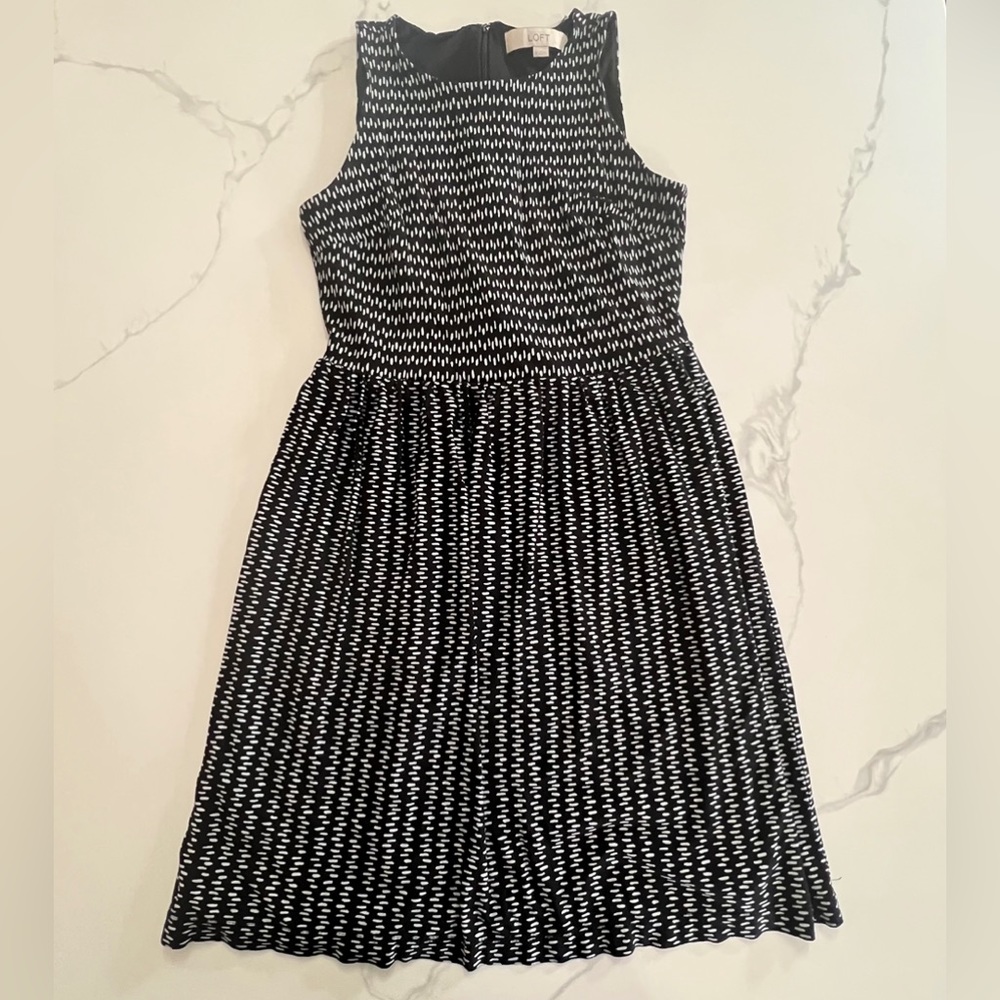 LOFT BLACK AND WHITE SLEEVELESS DRESS SIZE XS GREAT CONDITION